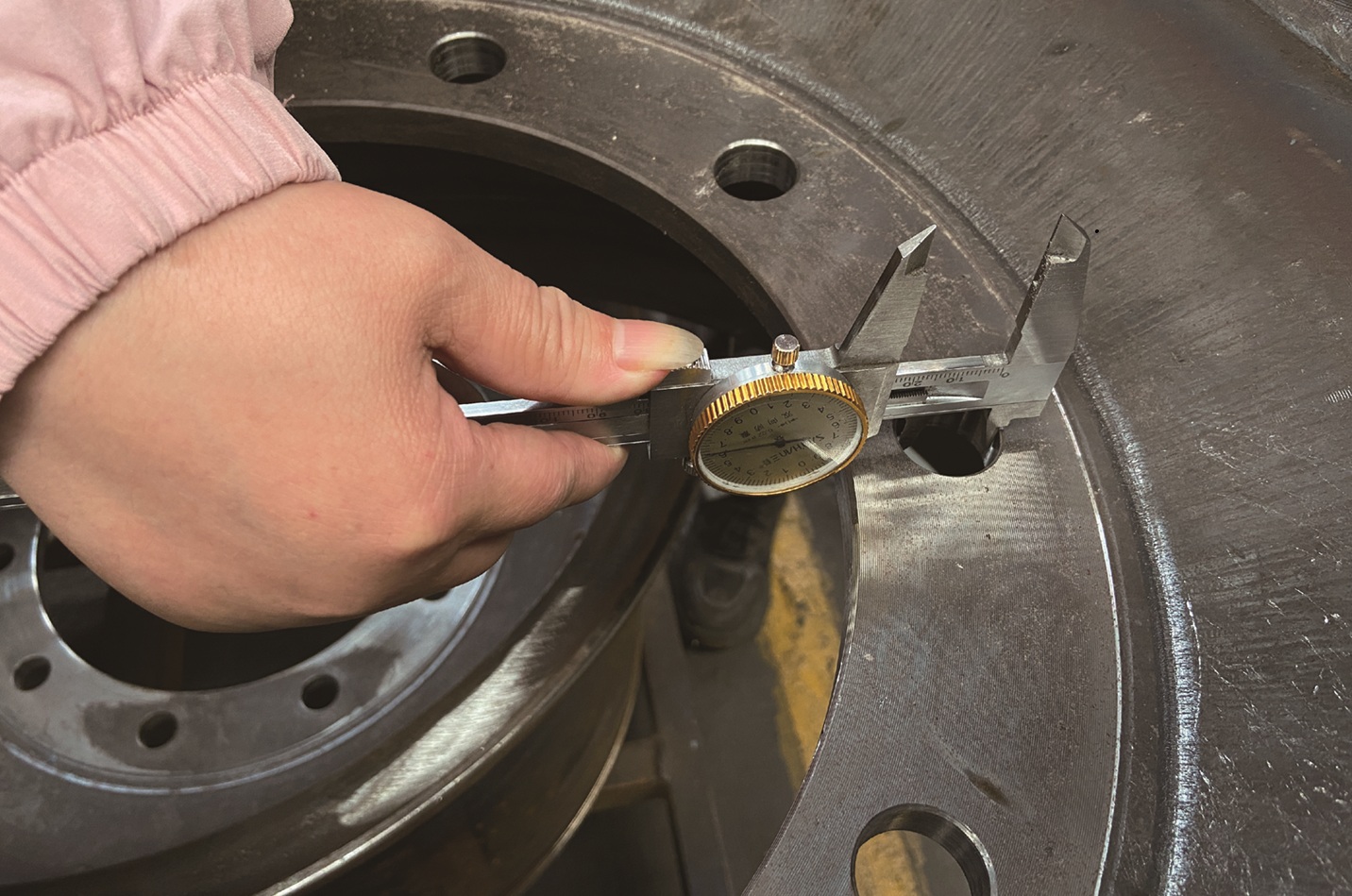 Bolt hole inner diameter inspection