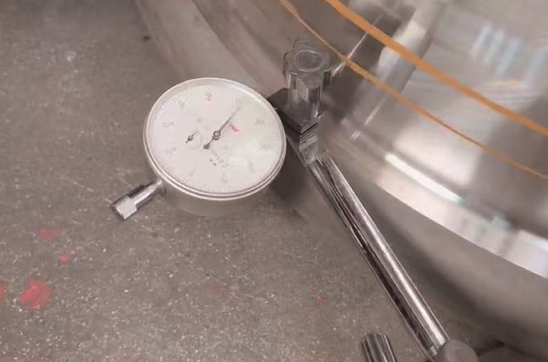 Dial indicator to detect product runout