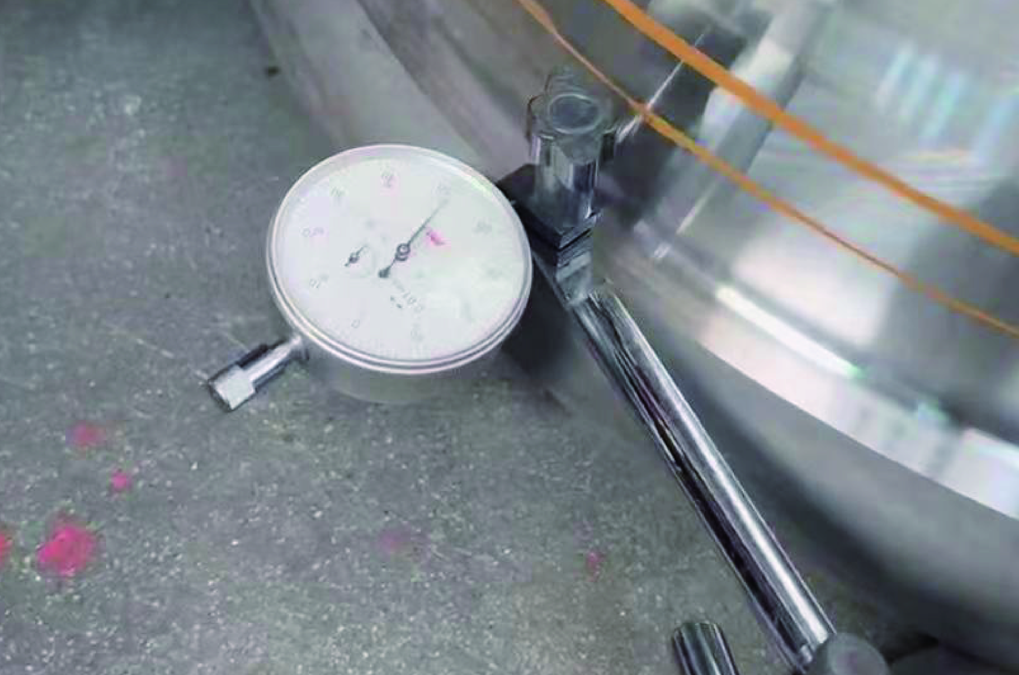 Dial indicator to detect product runout