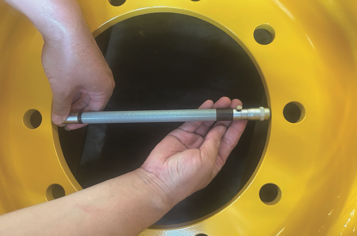 External micrometer to detect internal micrometer to detect the inner diameter of the center hole