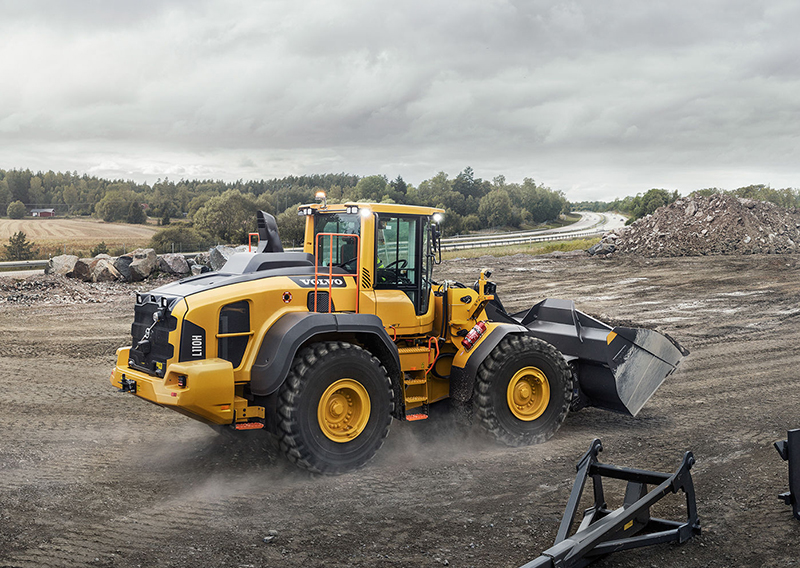volvo-show-wheel-loader-l110h-t4f-stagev-2324x1200